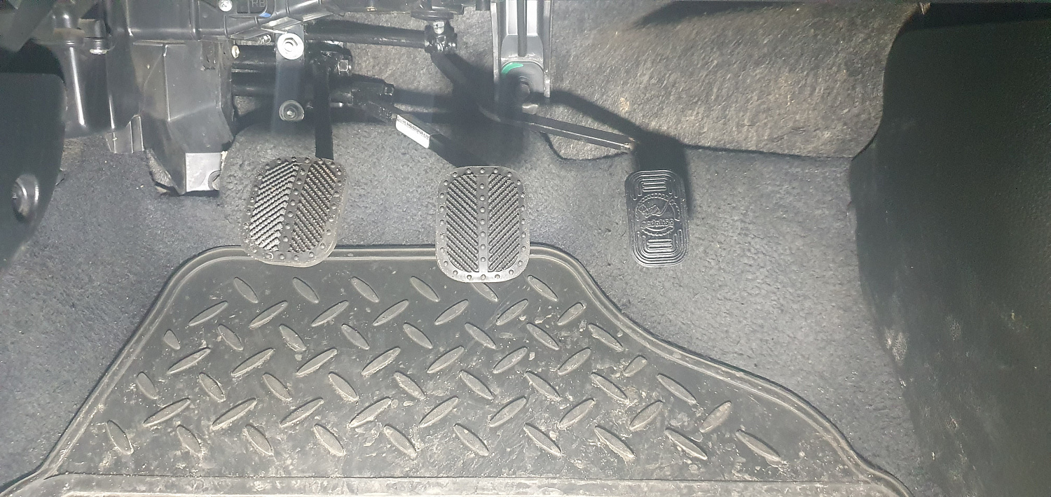Установка тяговых педалей на Kia Rio (механика, 3шт.)