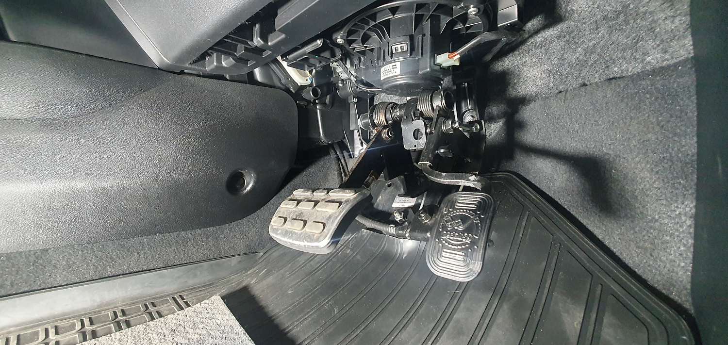 Установка дублирующих педалей на Kia Rio (тросовая педаль, 1шт.)