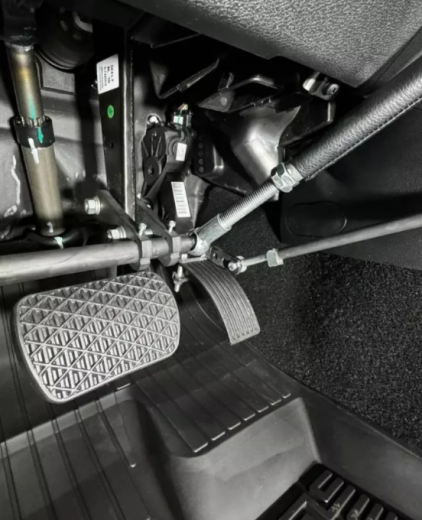Комплект ручного управления "газ-тормоз" с кнопкой фиксации положения тормоза (левый  руль)