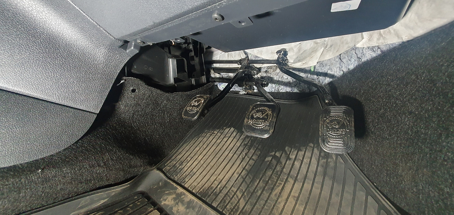 Установка тяговых педалей на Renault Sandero Stepway (механика, 3шт.)